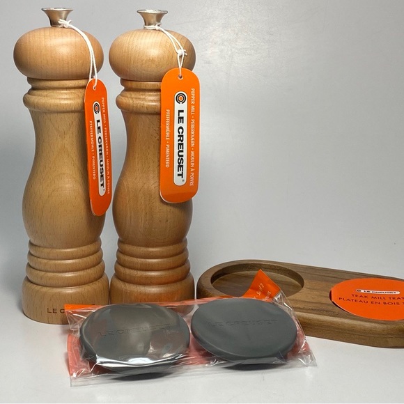Le Creuset Beech Wooden Salt Pepper Mill Set + Tray + Caps Set of 5pc NWT - Picture 2 of 8